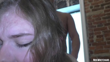 A 18 éves tündibündi csajszinak egy nálánál sokkal idősecskébb faszi elvette a szeplőtlenségét a pornó casting-on Thumb