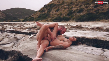 A feltűnősködő svájci pár kedveli az intim szeretkezést odakint a tengermelléken Thumb