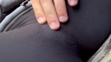 Úgy begerjedt a bűbájos bébi a ligetben hogy a cicanacijában ugrándozott az erektált péniszemen Thumb