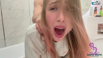 Odalógattam az álló cerkámat a cukimuki mostoha kishugimnak a klotyón majd figyelmesen meg is farkaltam Thumb