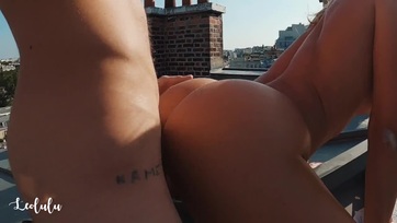 Felédesgettem a perverz bébimet a háztetőre és egy óriásit tüzeltem a mezítelen fingójára Thumb