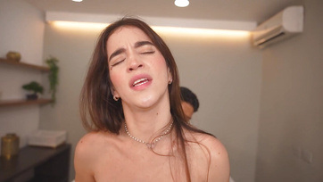 A dögös és kedves masszőr cicus szívesen beengedte a páciense nagy falloszát a nunijába Thumb